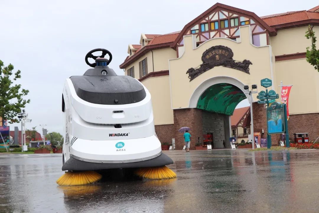 智慧升级 重磅返场|瑞源·文达通智能清洁机器人服务青岛啤酒节