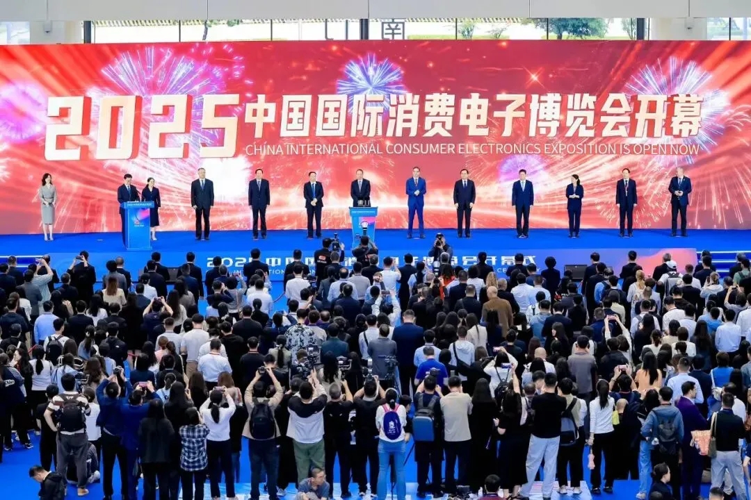 智联万物 AI赋未来丨文达通股份携“问道机器人”系列产品亮相2025中国国际消费电子博览会